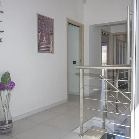 Willa Bonga Sleeps 6 *
