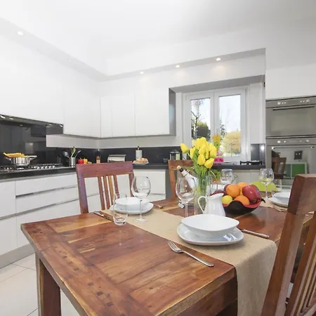 Willa Bonga Sleeps 6 *